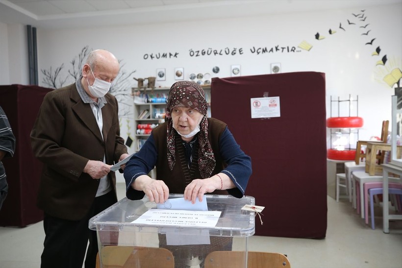 Türkiye'de oy verme işlemleri başladı! İşte sandık başından görüntüler... - Resim: 14
