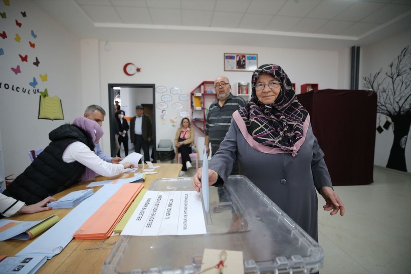 Türkiye'de oy verme işlemleri başladı! İşte sandık başından görüntüler... - Resim: 11