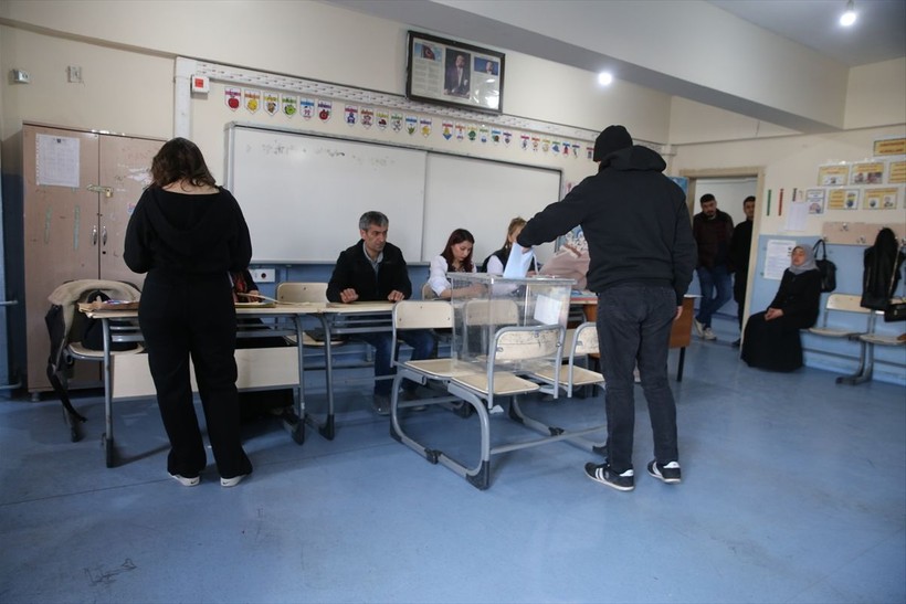Türkiye'de oy verme işlemleri başladı! İşte sandık başından görüntüler... - Resim: 16