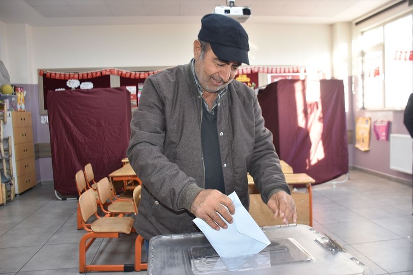 Türkiye'de oy verme işlemleri başladı! İşte sandık başından görüntüler... - Resim: 19