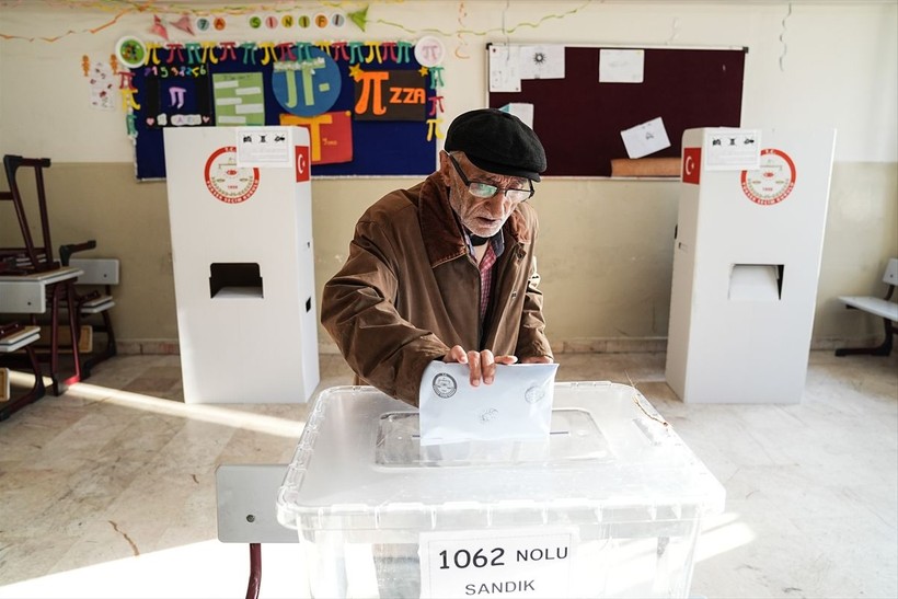 Türkiye'de oy verme işlemleri başladı! İşte sandık başından görüntüler... - Resim: 24
