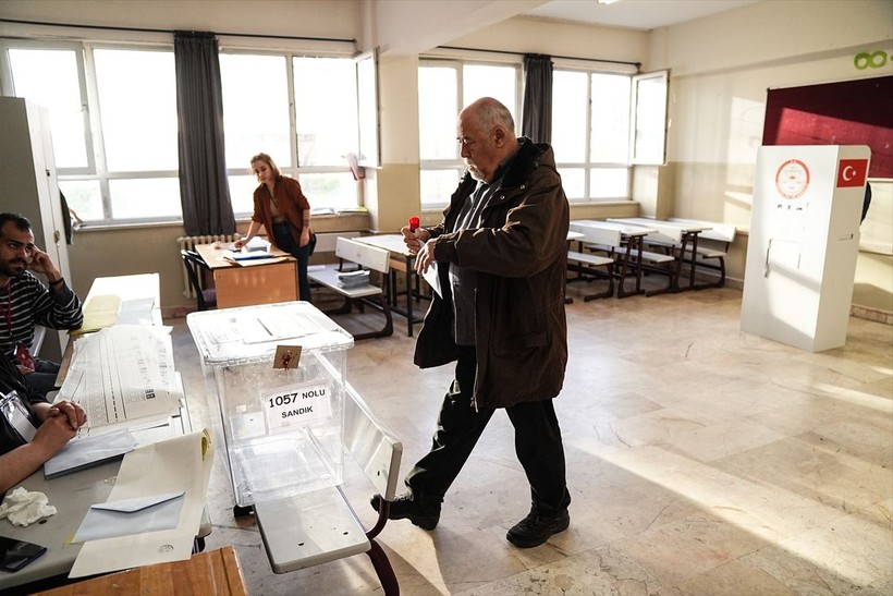 Türkiye'de oy verme işlemleri başladı! İşte sandık başından görüntüler... - Resim: 25