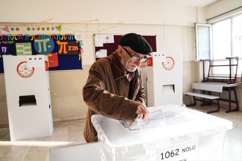 Türkiye'de oy verme işlemleri başladı! İşte sandık başından görüntüler... - Resim: 26
