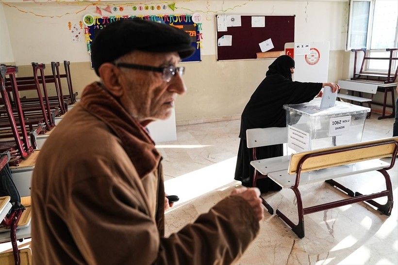 Türkiye'de oy verme işlemleri başladı! İşte sandık başından görüntüler... - Resim: 27