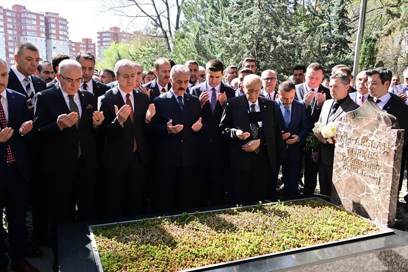 MHP Genel Başkanı Devlet Bahçeli, Alparslan Türkeş'in kabrini ziyaret etti - Resim : 1