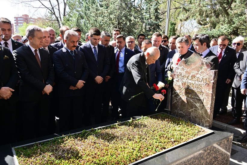 MHP Genel Başkanı Devlet Bahçeli, Alparslan Türkeş'in kabrini ziyaret etti - Resim : 2