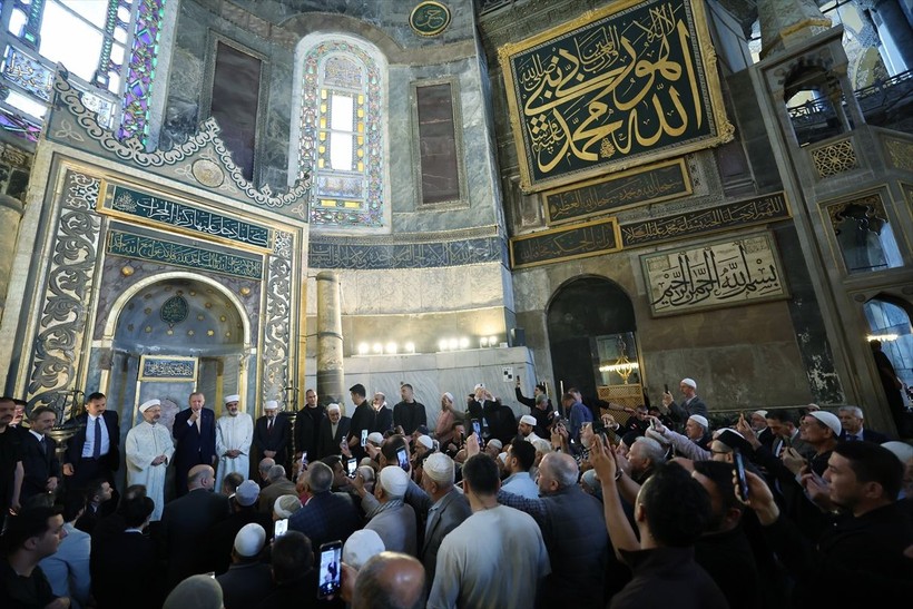Cumhurbaşkanı Erdoğan, 66 kişilik ekibin hazırladığı "İstanbul Mushafı" nı Mukaddes Emanetler Dairesine hediye etti - Resim: 19