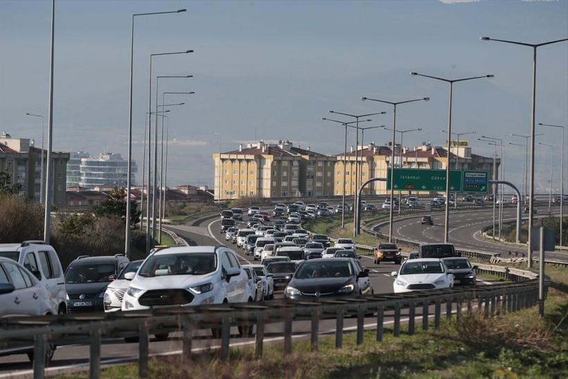 İstanbul'dan göç sürüyor! Bolu, Düzce ve Sakarya... Anadolu Otoyolu'nda 9 günlük tatil yoğunluğu - Resim: 12