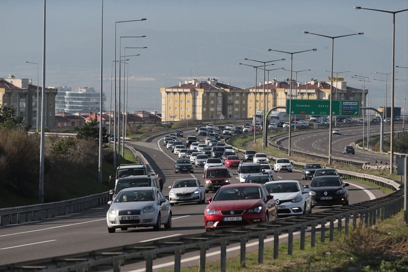 İstanbul'dan göç sürüyor! Bolu, Düzce ve Sakarya... Anadolu Otoyolu'nda 9 günlük tatil yoğunluğu - Resim: 15
