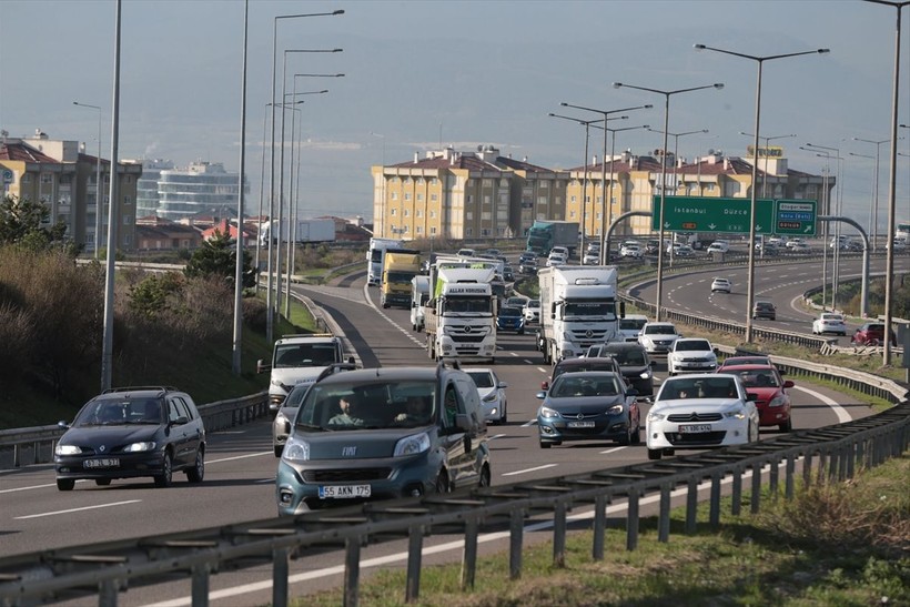 İstanbul'dan göç sürüyor! Bolu, Düzce ve Sakarya... Anadolu Otoyolu'nda 9 günlük tatil yoğunluğu - Resim: 17