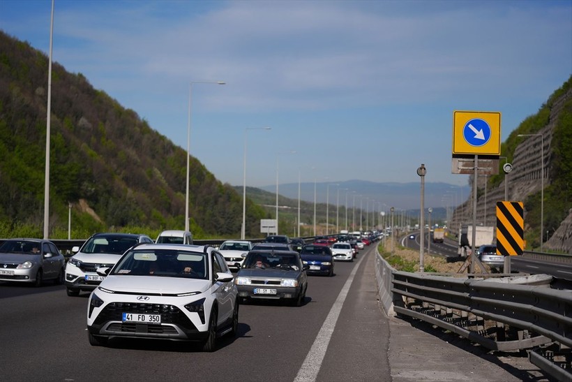 İstanbul'dan göç sürüyor! Bolu, Düzce ve Sakarya... Anadolu Otoyolu'nda 9 günlük tatil yoğunluğu - Resim: 1