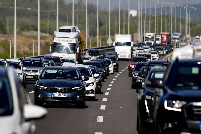 İstanbul'dan göç sürüyor! Bolu, Düzce ve Sakarya... Anadolu Otoyolu'nda 9 günlük tatil yoğunluğu - Resim: 2