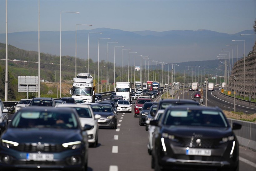 İstanbul'dan göç sürüyor! Bolu, Düzce ve Sakarya... Anadolu Otoyolu'nda 9 günlük tatil yoğunluğu - Resim: 3