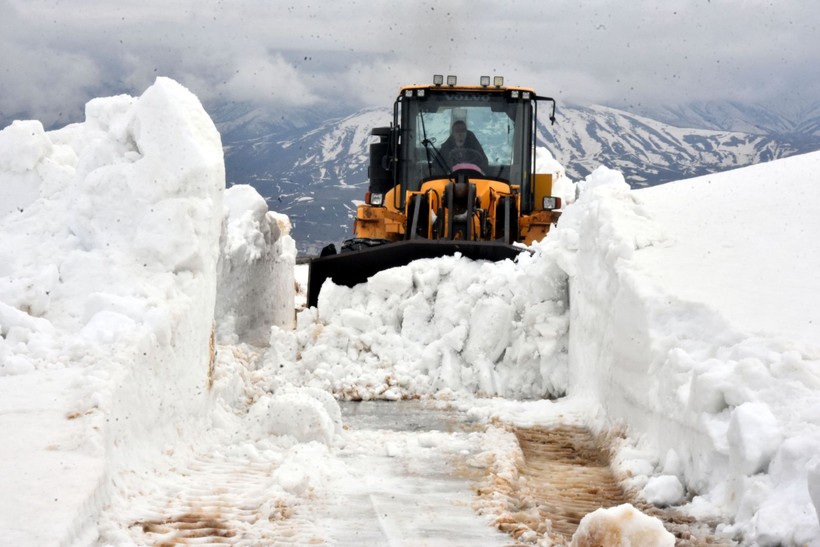 Nemrut Dağı'nda kar kalınlığı 6 metreyi aştı! Yol açma çalışmları 3 gün sürecek - Resim: 13