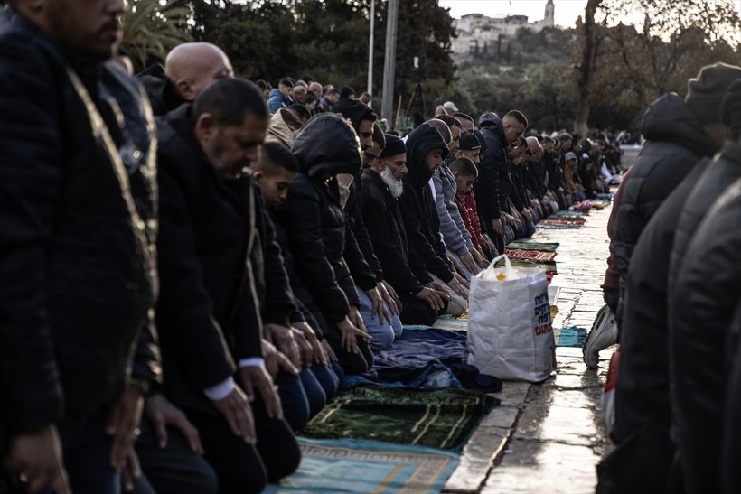 60 bin Müslüman yağmurun altında Mescid-i Aksa'da: İsrail işgaline karşı saf tuttular - Resim: 1