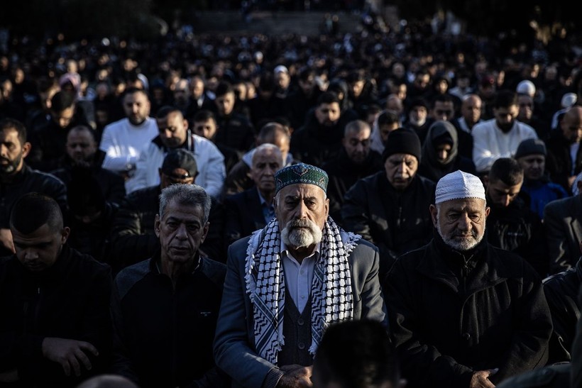 60 bin Müslüman yağmurun altında Mescid-i Aksa'da: İsrail işgaline karşı saf tuttular - Resim: 5