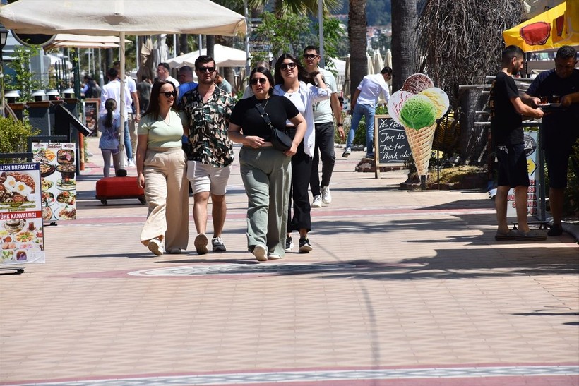 Muğla, Antalya kıyılarında bayram yoğunluğu! Yaz tatilini aratmadı - Resim: 18