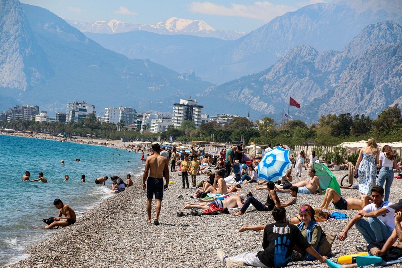 Muğla, Antalya kıyılarında bayram yoğunluğu! Yaz tatilini aratmadı - Resim: 9
