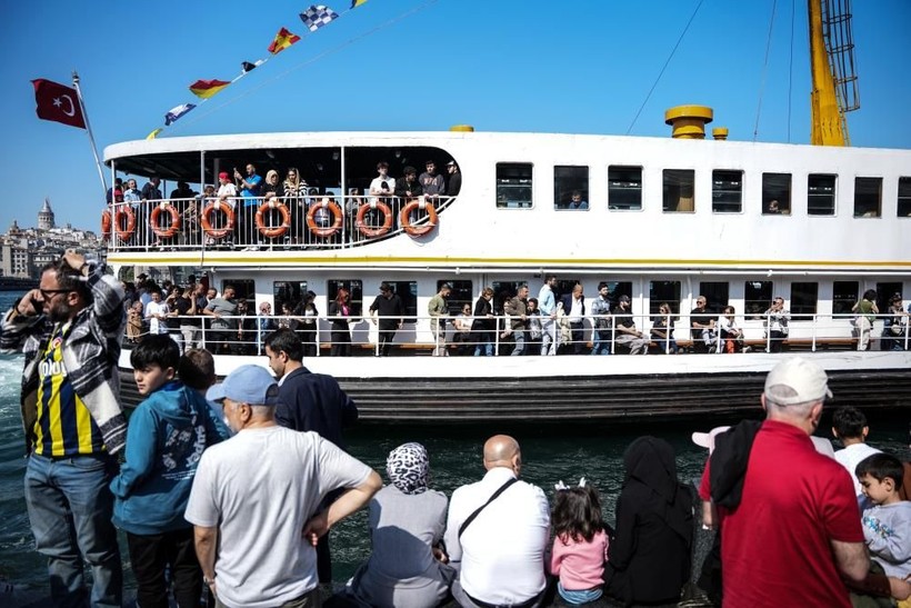 İstanbul Eminönü’ndeki yoğun kalabalık fotoğraflara yansıdı - Resim: 16