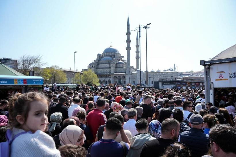 İstanbul Eminönü’ndeki yoğun kalabalık fotoğraflara yansıdı - Resim: 10