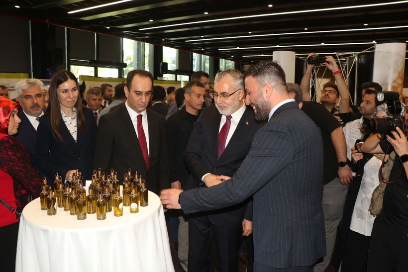 Bakan Işıkhan: Çalışma hayatına girişteki her adımda kadının yanındayız - Resim: 2