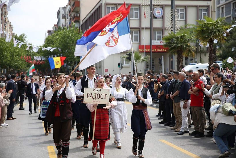 Manisa'da festivaller kapsamında yaklaşık 7 ton mesir macunu halka saçıldı - Resim: 7