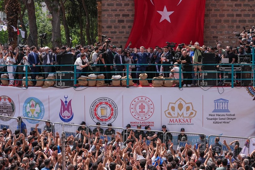 Manisa'da festivaller kapsamında yaklaşık 7 ton mesir macunu halka saçıldı - Resim: 26