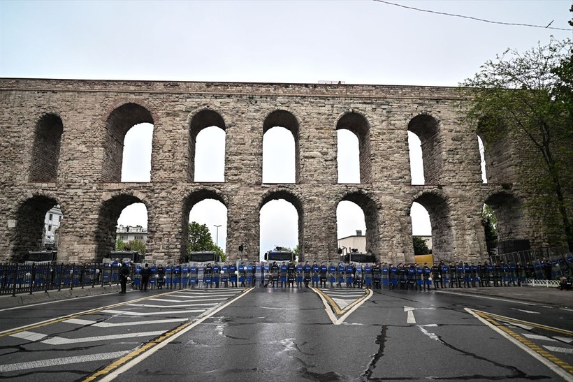 İstanbul'da 1 Mayıs | Polisler Bozdoğan Kemeri'nde etten duvar ördü - Resim: 1
