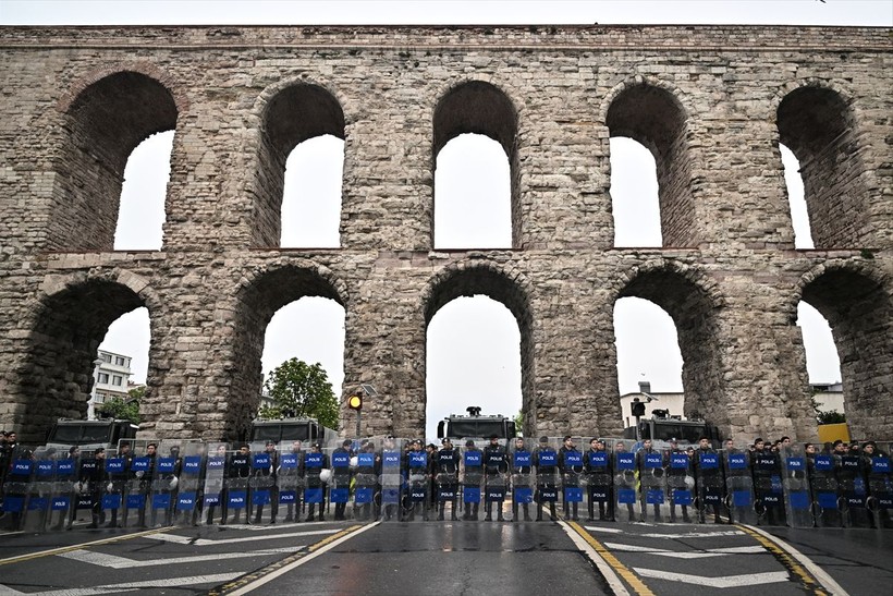 İstanbul'da 1 Mayıs | Polisler Bozdoğan Kemeri'nde etten duvar ördü - Resim: 2