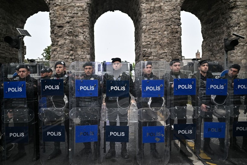 İstanbul'da 1 Mayıs | Polisler Bozdoğan Kemeri'nde etten duvar ördü - Resim: 3