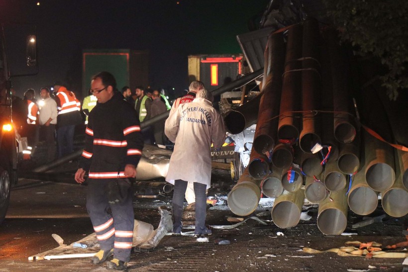 Anadolu Otoyolu’nda korkunç kaza! Demir borular tırın ön camından çıktı: Ölüler var - Resim: 9
