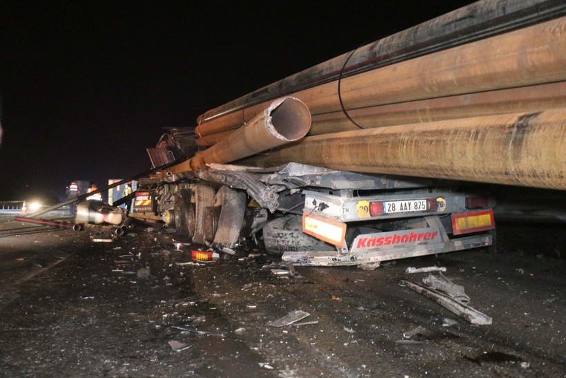 Anadolu Otoyolu’nda korkunç kaza! Demir borular tırın ön camından çıktı: Ölüler var - Resim: 5