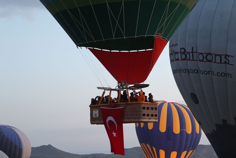 Kapadokya'da 19 Mayıs kutlaması! Balonlar Türk bayraklarıyla uçtu - Resim: 8