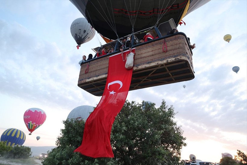 Kapadokya'da 19 Mayıs kutlaması! Balonlar Türk bayraklarıyla uçtu - Resim: 9