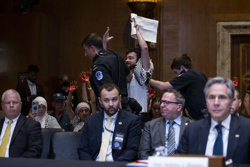 Antony Blinken Senato'da neye uğradığını şaşırdı! Filistin destekçilerinden 'Gazze kasabı' protestosu - Resim: 12