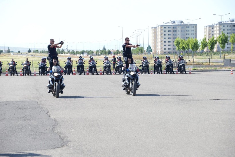 Diyarbakır'da eğitimi tamamlayan 'Yunus' polisleri mezuniyet töreninde nefes kesti - Resim: 9