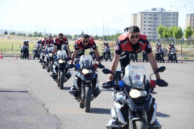 Diyarbakır'da eğitimi tamamlayan 'Yunus' polisleri mezuniyet töreninde nefes kesti - Resim: 7