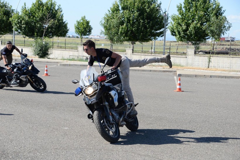 Diyarbakır'da eğitimi tamamlayan 'Yunus' polisleri mezuniyet töreninde nefes kesti - Resim: 4