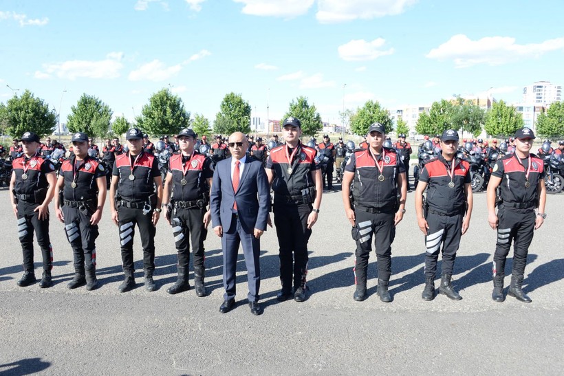Diyarbakır'da eğitimi tamamlayan 'Yunus' polisleri mezuniyet töreninde nefes kesti - Resim: 1