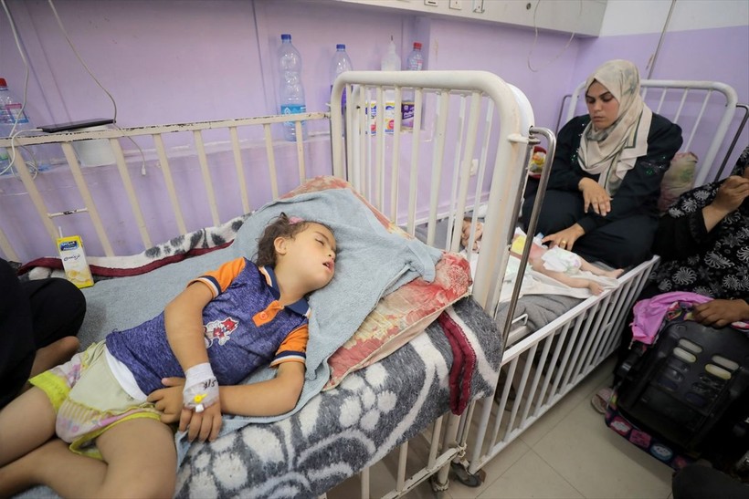 Gazze'de çocuklar açlık nedeniyle ölümle boğuşuyor - Resim: 1