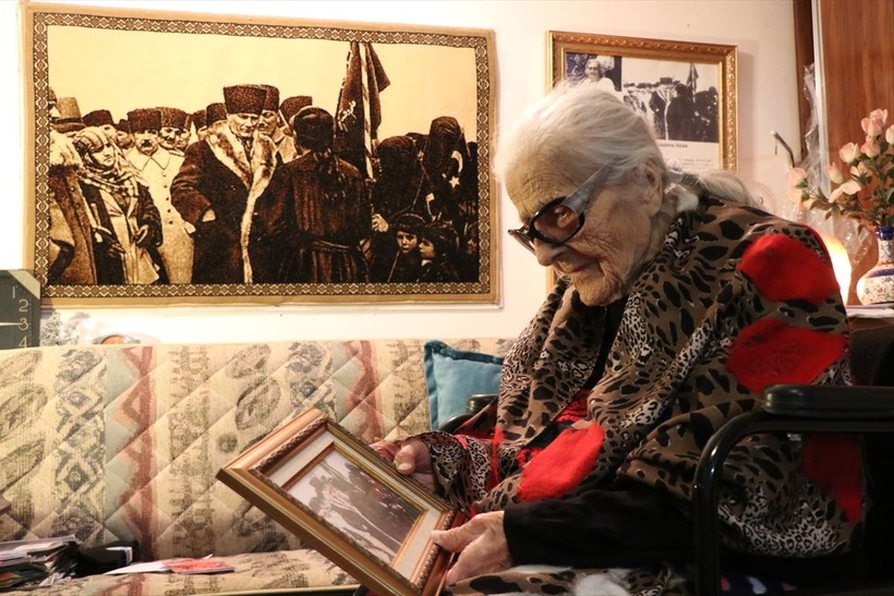 Atatürk'ün tavsiyesiyle öğretmen olmuş, aynı karede yer almıştı! Sabiha Özar 108 yaşında hayatını kaybetti! - Resim: 1