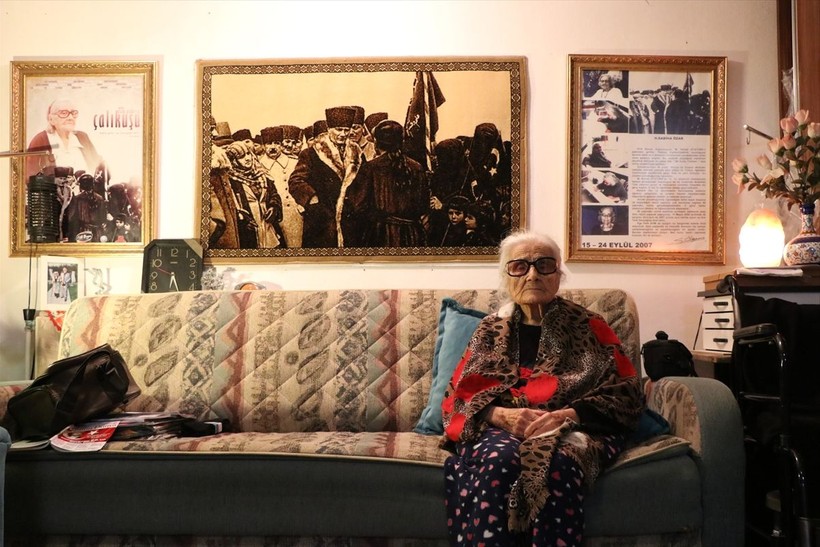 Atatürk'ün tavsiyesiyle öğretmen olmuş, aynı karede yer almıştı! Sabiha Özar 108 yaşında hayatını kaybetti! - Resim: 2