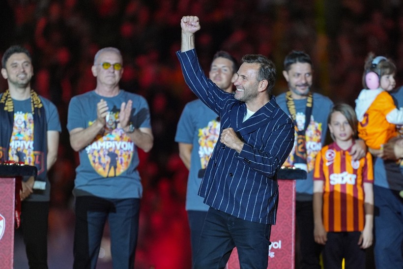 Galatasaray Okan Buruk'un sözleşmesini uzatıyor! İmza töreni... - Resim : 1