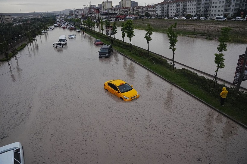 Ankara'da sağanak sele döndü! Hayat durma noktasına geldi - Resim: 15