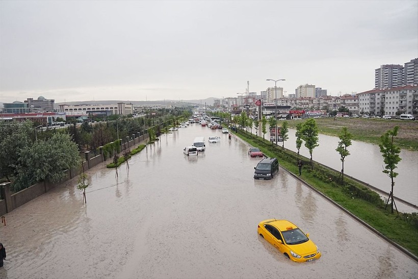 Ankara'da sağanak sele döndü! Hayat durma noktasına geldi - Resim: 16