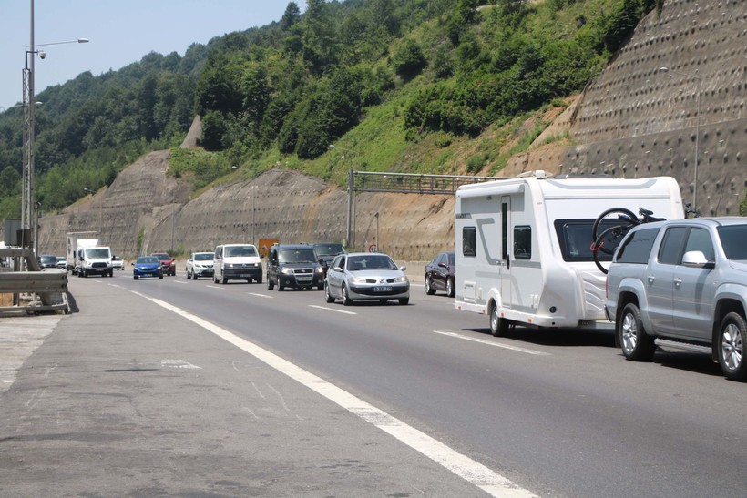 Gidiyorlar! Bolu Dağı geçişinde bayram tatili yoğunluğu başladı - Resim: 3