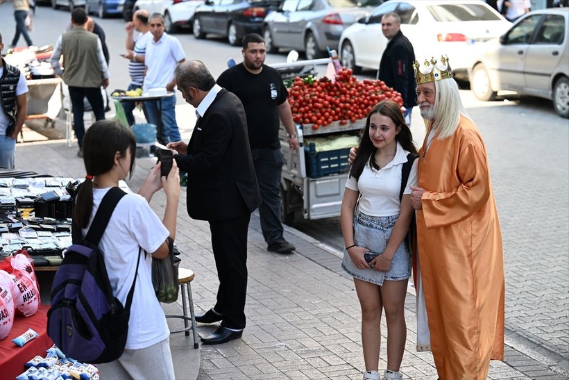 'Adana Kralı' sokaklarda gönüllü olarak şehri tanıtıyor - Resim: 3