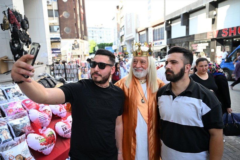 'Adana Kralı' sokaklarda gönüllü olarak şehri tanıtıyor - Resim: 16