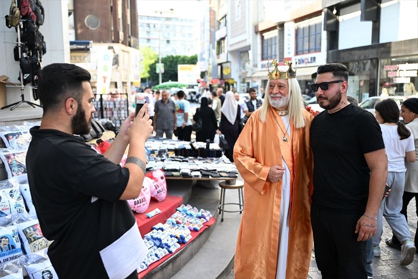 'Adana Kralı' sokaklarda gönüllü olarak şehri tanıtıyor - Resim: 1