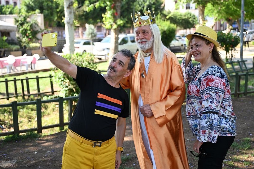 'Adana Kralı' sokaklarda gönüllü olarak şehri tanıtıyor - Resim: 7